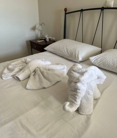 akrothalassia-milos-apartments-greece-islandhotel-room-cleaning akrothalassia-milos-apartments-greece-islandhotel-room-cleaning